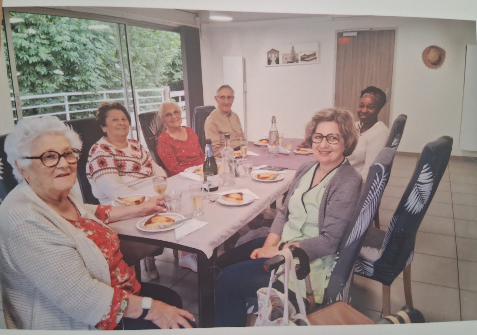 Repas partagé autour de la grande table à La Régence, habitants et coordinatrice réunis